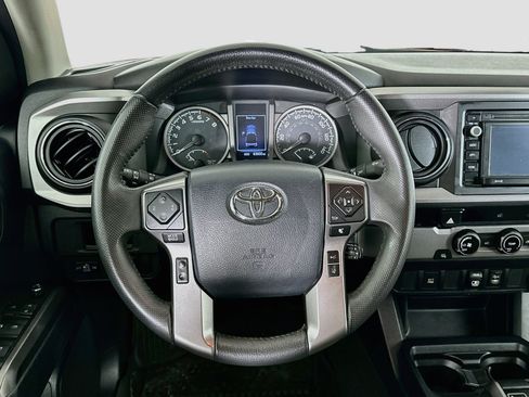 Used 2018 Toyota Tacoma SR5 RWD image 17