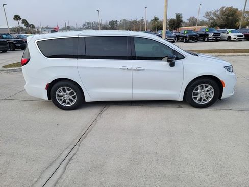 New 2026 Chrysler Pacifica Select image 6