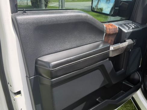 Used 2015 Ford F150 Platinum w/ Equipment Group 701A Luxury AWD/4WD image 38