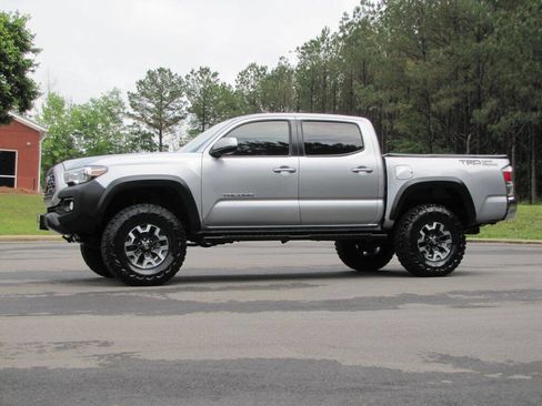 Used 2020 Toyota Tacoma TRD Off-Road RWD image 3