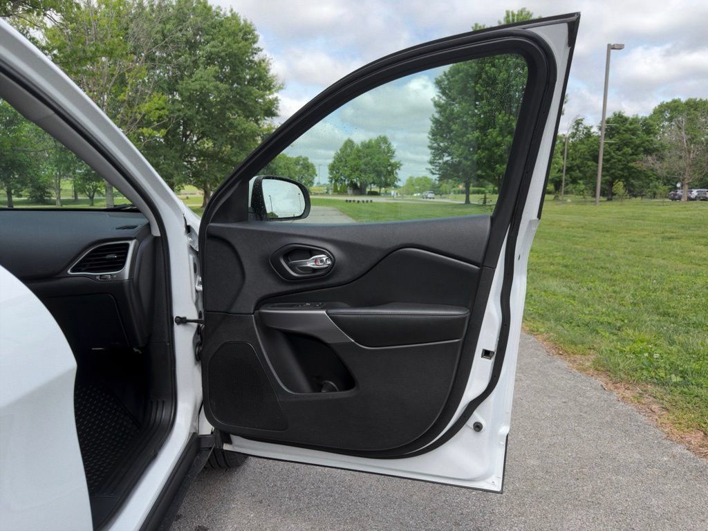 Used 2019 Jeep Cherokee Latitude Plus w/ Cold Weather Group AWD/4WD image 29