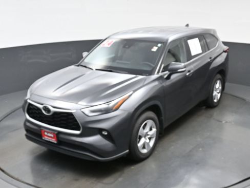 Used 2024 Toyota Highlander LE AWD/4WD image 37