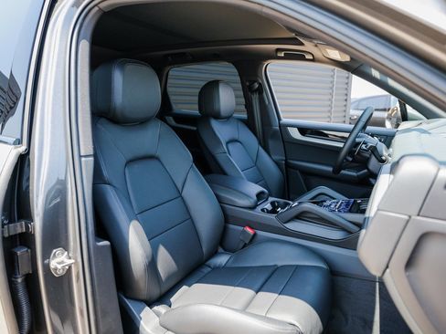 Certified 2025 Porsche Cayenne AWD/4WD image 28
