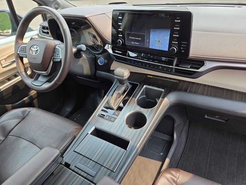 Used 2023 Toyota Sienna Platinum AWD/4WD image 13