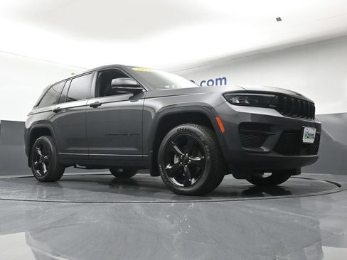 Used 2023 Jeep Grand Cherokee Altitude AWD/4WD image 28