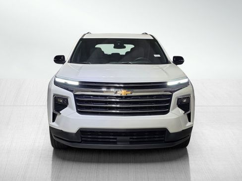 Used 2025 Chevrolet Traverse LT image 2