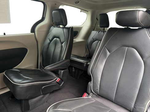 Used 2023 Chrysler Pacifica Limited FWD image 13