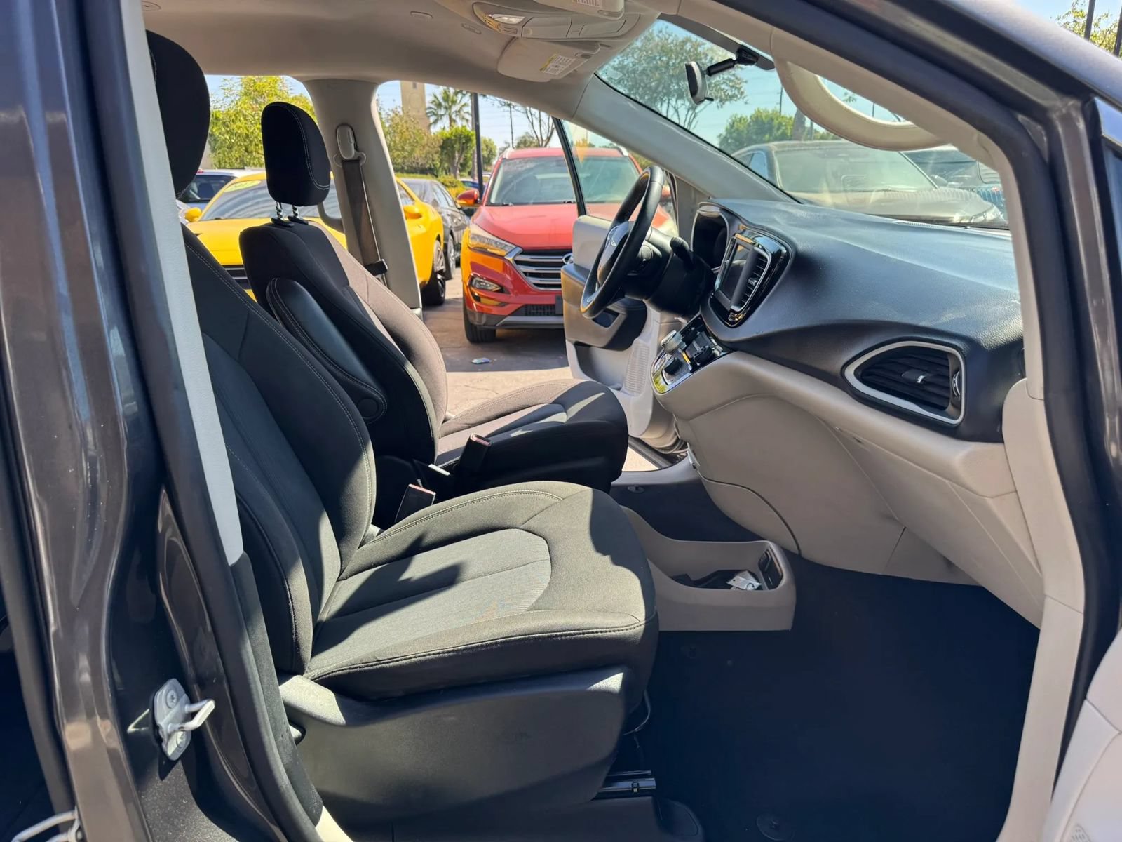 Used 2022 Chrysler Voyager LX FWD image 11