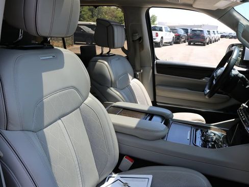 Used 2022 Jeep Grand Wagoneer Series II w/ Premium Group II AWD/4WD image 24