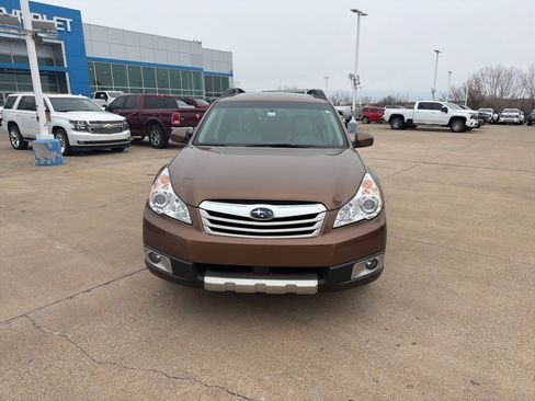 Used 2011 Subaru Outback 2.5i Limited image 2