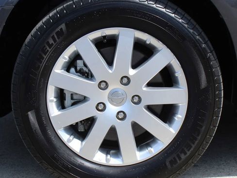 Used 2016 Chrysler Town & Country Touring w/ Driver Convenience Group image 9