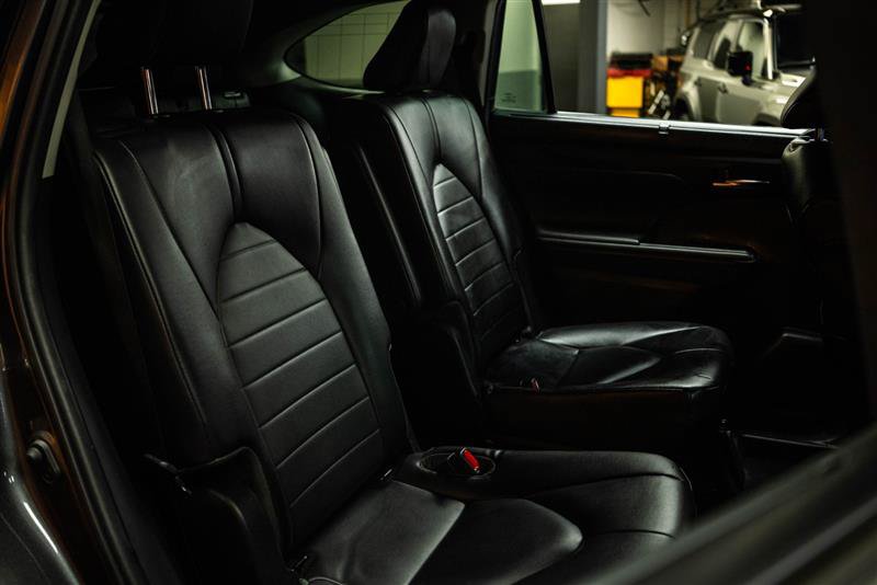 Used 2023 Toyota Highlander XLE FWD image 13