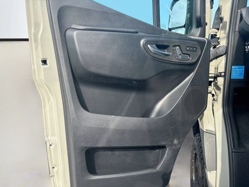 Used 2024 Mercedes-Benz Sprinter 2500 image 39