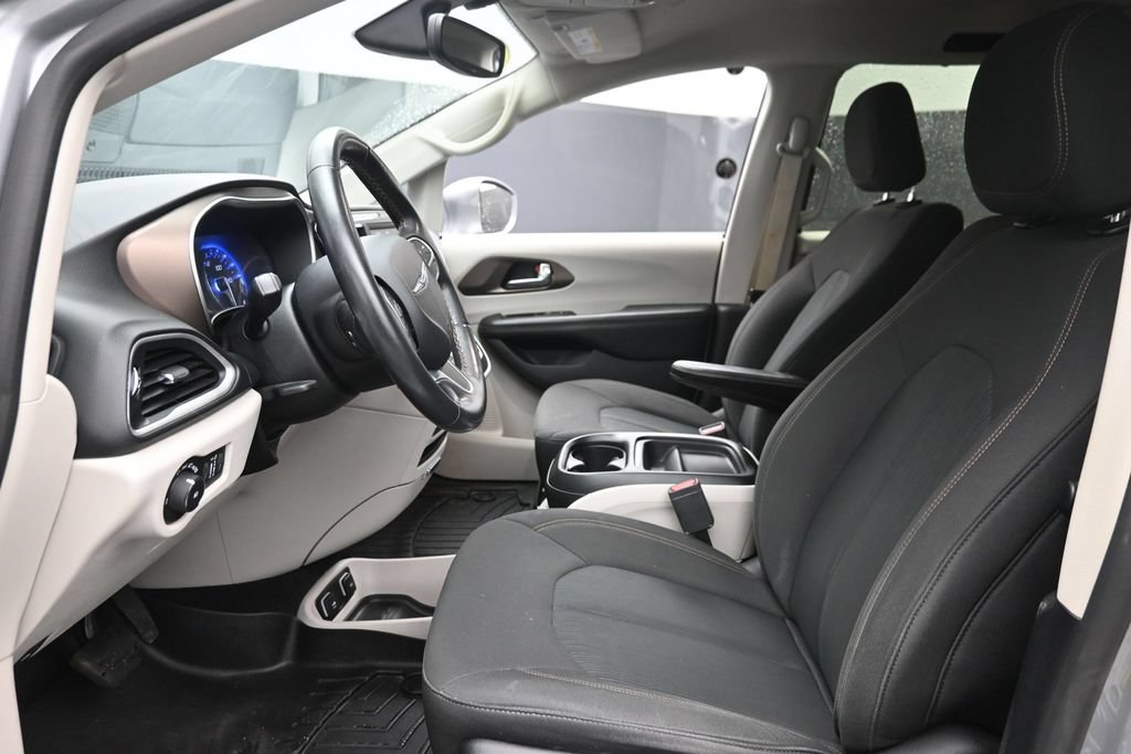 Used 2019 Chrysler Pacifica Touring Plus w/ Tire & Wheel Group FWD image 16