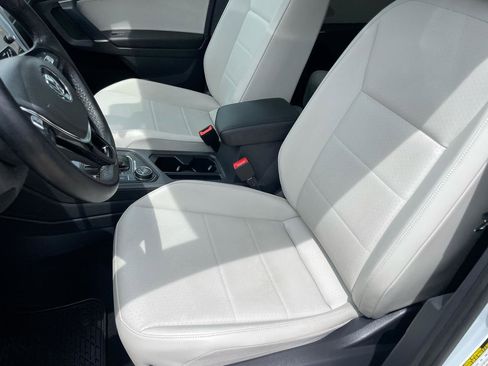Used 2018 Volkswagen Tiguan SE AWD/4WD image 30