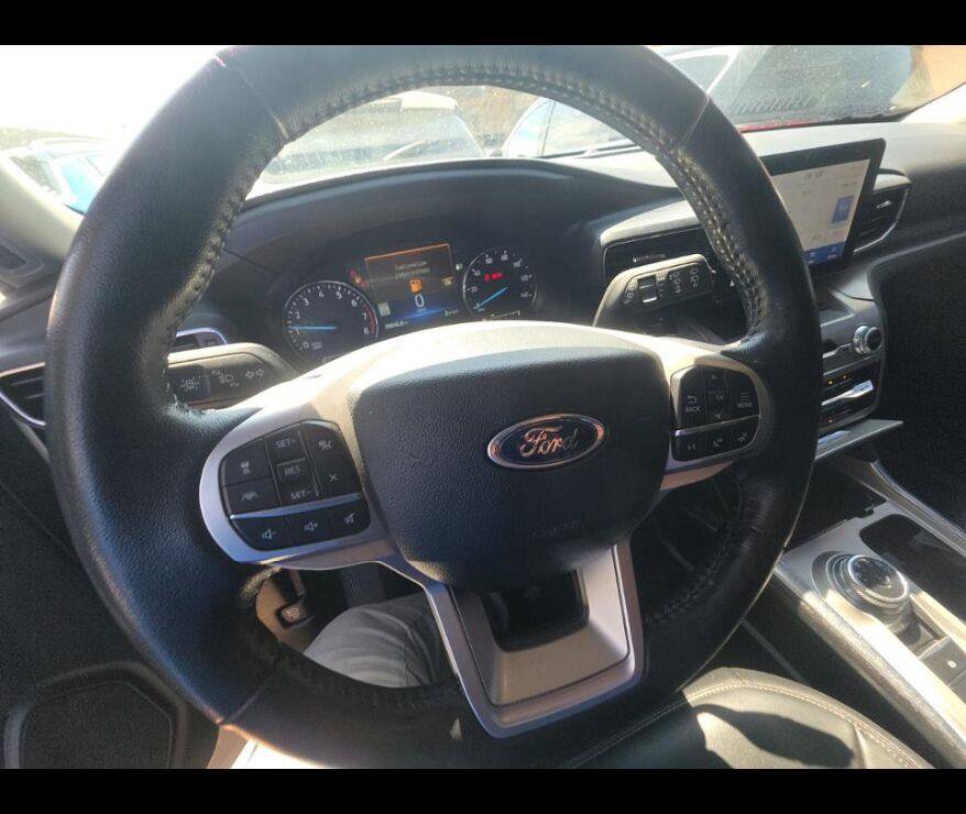 Used 2023 Ford Explorer XLT w/ Equipment Group 202A RWD image 4