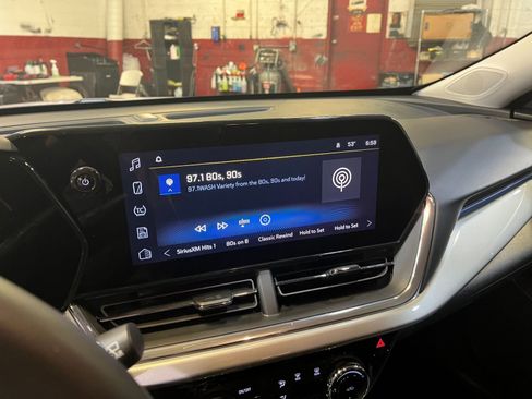 Used 2025 Chevrolet Trax LT w/ LT Convenience Package image 21