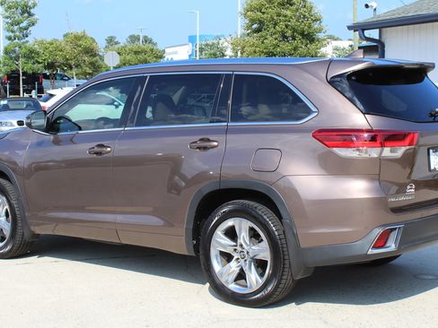 Used 2018 Toyota Highlander Limited AWD/4WD image 3