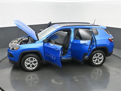 New 2025 Jeep Compass Latitude w/ Sun & Sound Group image 63