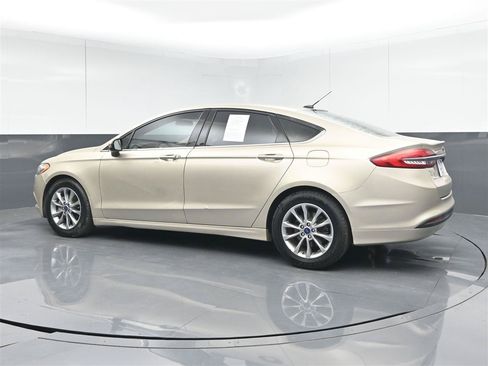 Used 2017 Ford Fusion SE w/ Fusion SE Technology Package FWD image 7
