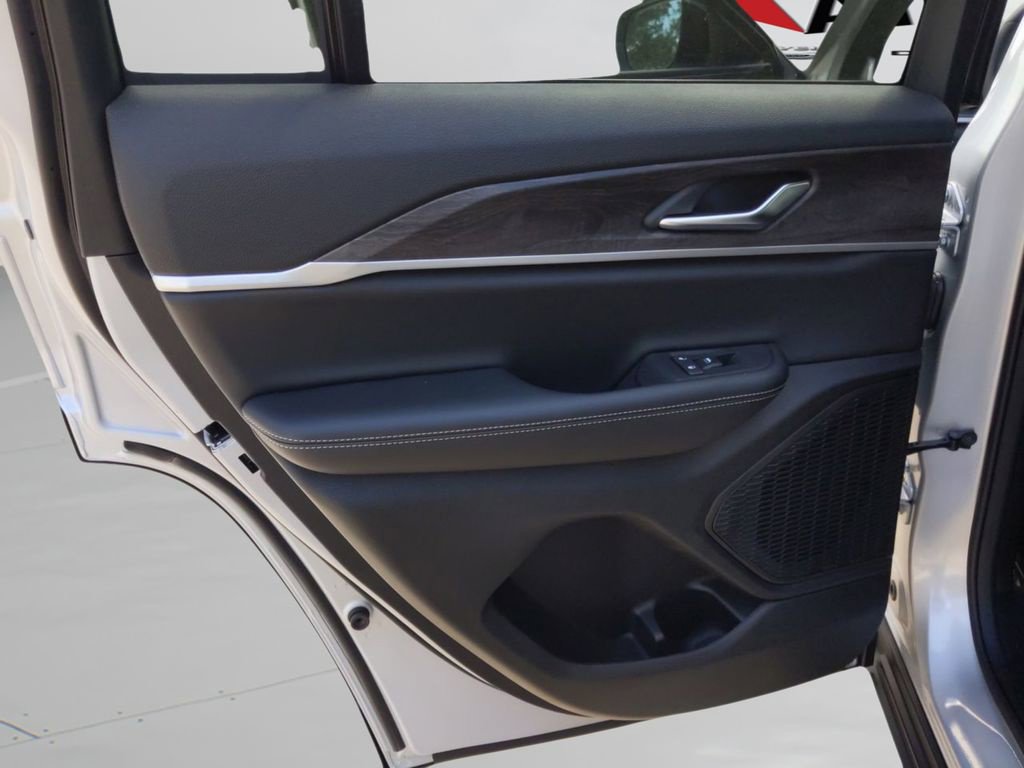 New 2025 Jeep Grand Cherokee Limited RWD image 18