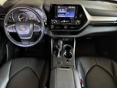 Used 2022 Toyota Highlander XLE FWD image 3