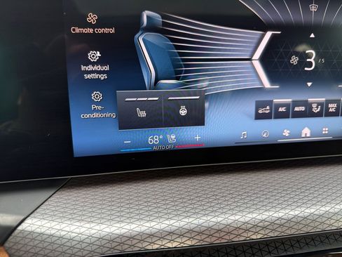 Certified 2025 BMW 330i xDrive Sedan w/ Premium Package image 24