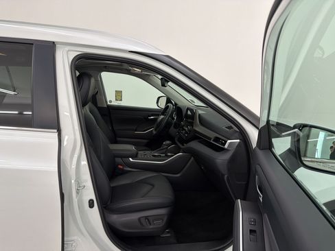 Used 2023 Toyota Highlander XLE FWD image 24