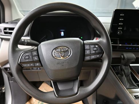 Used 2022 Toyota Sienna LE AWD/4WD image 23
