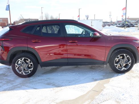 Used 2025 Chevrolet Trax LT w/ LT Convenience Package image 5