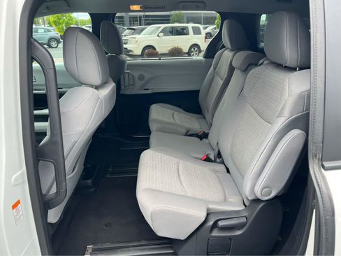 Used 2025 Toyota Sienna LE FWD image 25