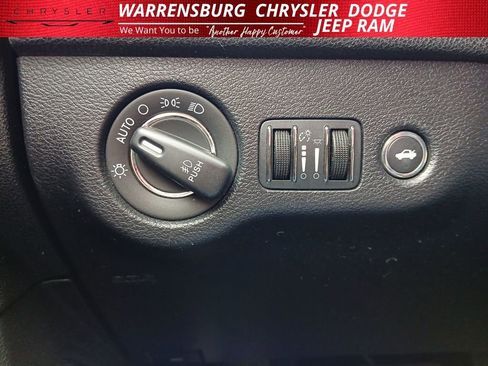 Used 2015 Chrysler 300 Limited w/ Driver Convenience Group image 27