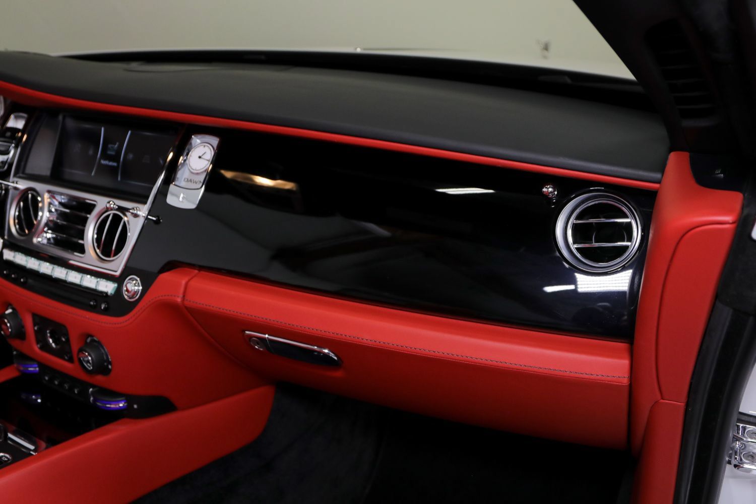 Used 2018 Rolls-Royce Dawn RWD image 37