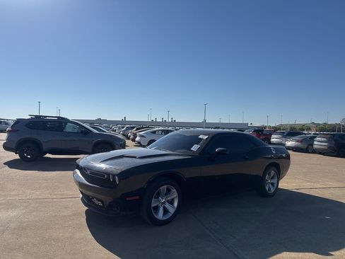 Used 2023 Dodge Challenger SXT image 9