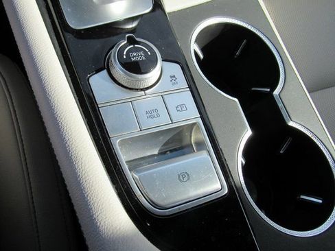 Used 2025 Genesis G70 2.5T image 19