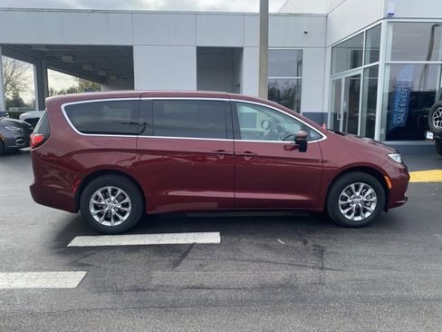 Used 2023 Chrysler Pacifica Touring-L image 9
