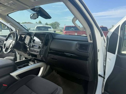 Used 2022 Nissan Titan SV AWD/4WD image 15