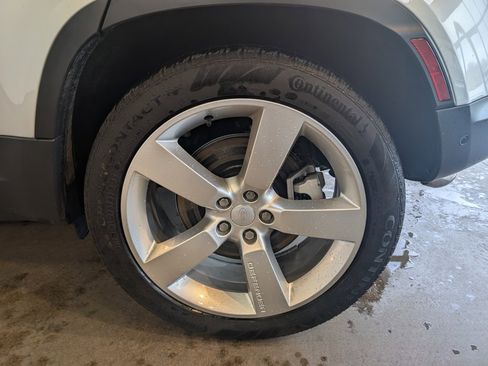 Used 2024 Land Rover Defender 110 SE image 9