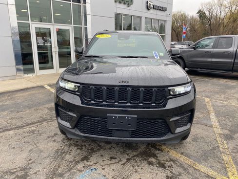 Used 2024 Jeep Grand Cherokee Altitude AWD/4WD image 8