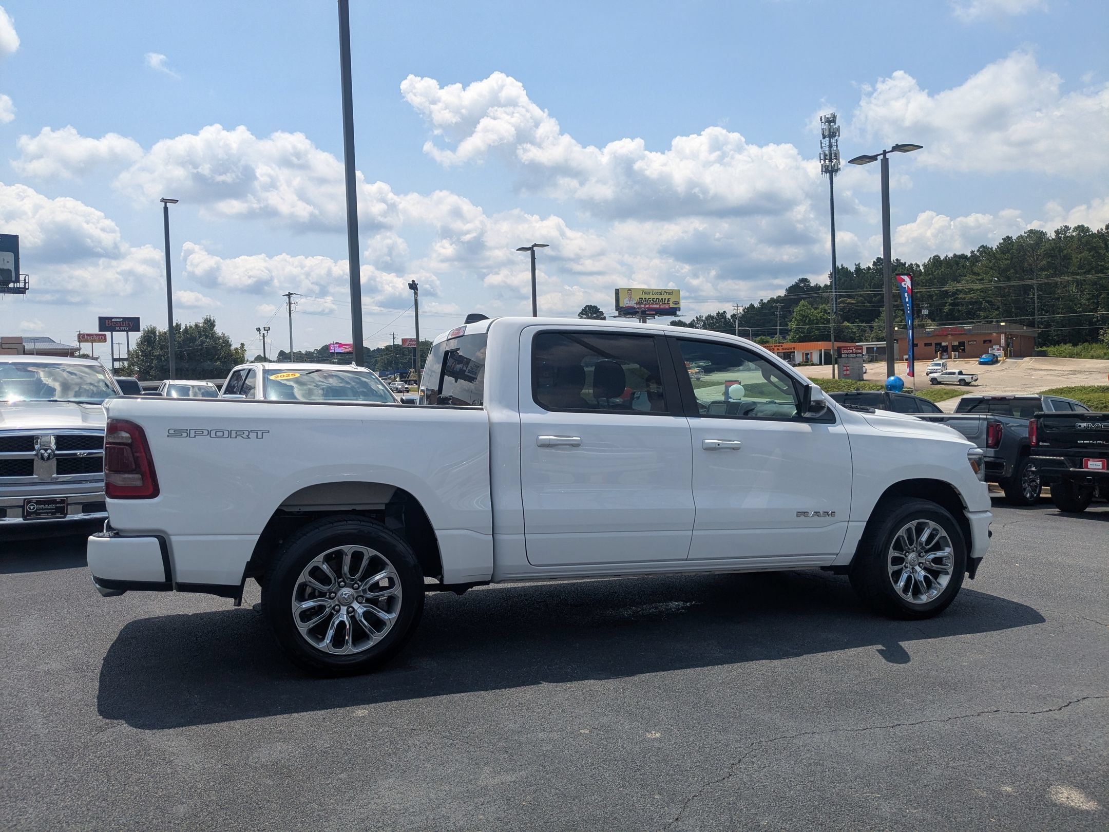 Used 2023 RAM 1500 Laramie AWD/4WD image 4