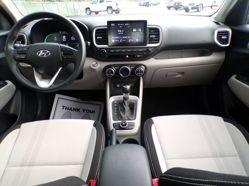 Used 2025 Hyundai Venue SEL FWD image 18