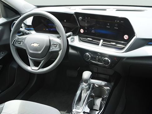 Used 2025 Chevrolet Trax LT FWD image 21