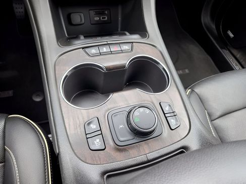 Used 2023 GMC Acadia Denali AWD/4WD image 17