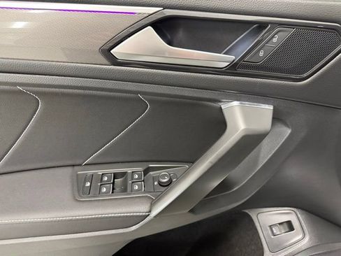 Used 2022 Volkswagen Tiguan SE R-Line image 15