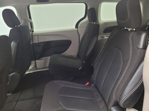 Used 2022 Chrysler Voyager LX image 18