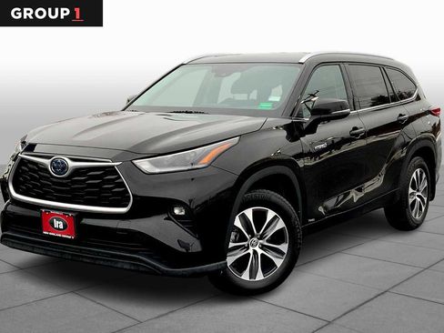 Used 2021 Toyota Highlander XLE AWD/4WD image 1