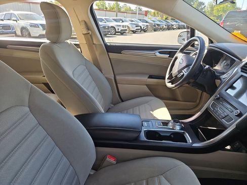 Used 2018 Ford Fusion SE w/ Fusion SE Technology Package FWD image 9