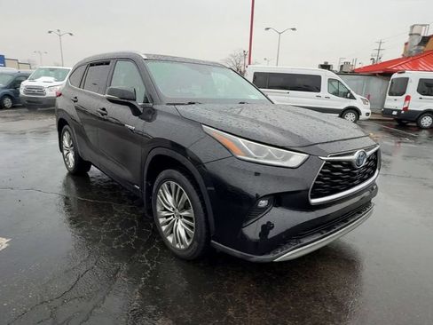 Used 2021 Toyota Highlander Platinum image 2