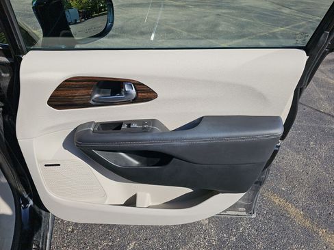 Used 2023 Chrysler Pacifica Limited w/ Uconnect Theater Family Group FWD image 14