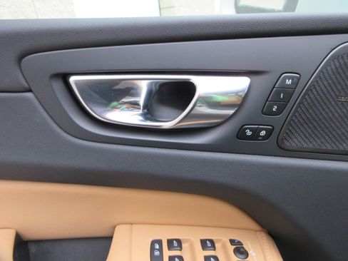 Used 2023 Volvo XC60 T8 Ultimate image 31